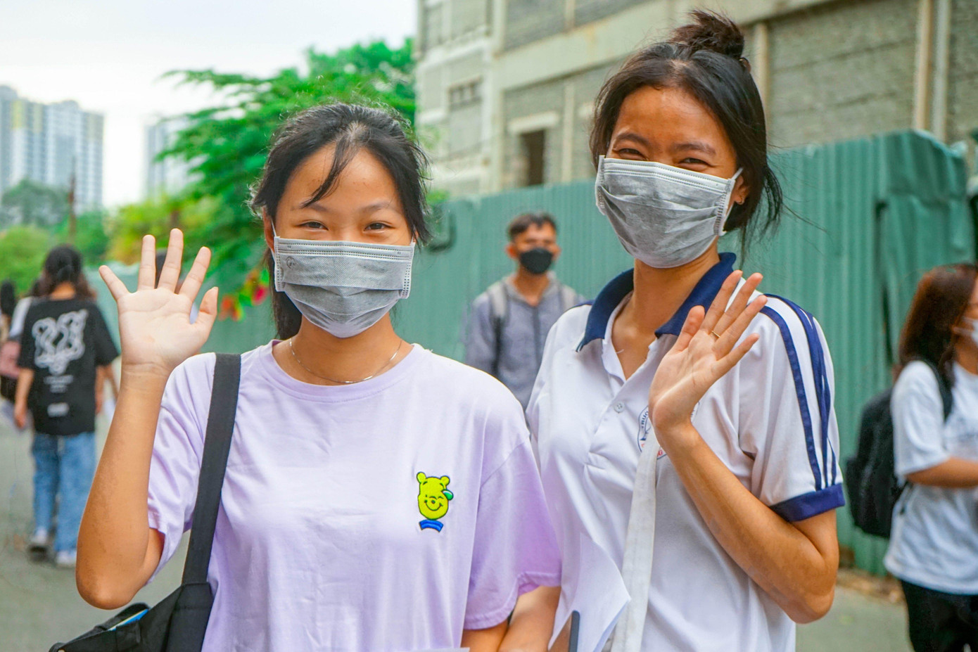 Nhiều thí sinh có mặt từ khá sớm để tranh thủ trò chuyện giao lưu kết bạn với nhau để giải tỏa bớt căng thẳng trước giờ bước vào thi.