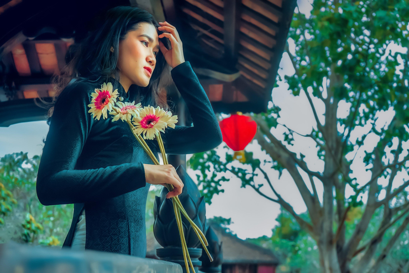 Do năm nay dịp 8/3 rơi vào ngày tuần lễ áo dài của TP. HCM vừa phát động nên hầu hết nhiều bạn trẻ cũng đều muốn photographer chụp xong sẽ xin file gốc giữ làm quà kỷ niệm cho riêng mình trong dịp này.