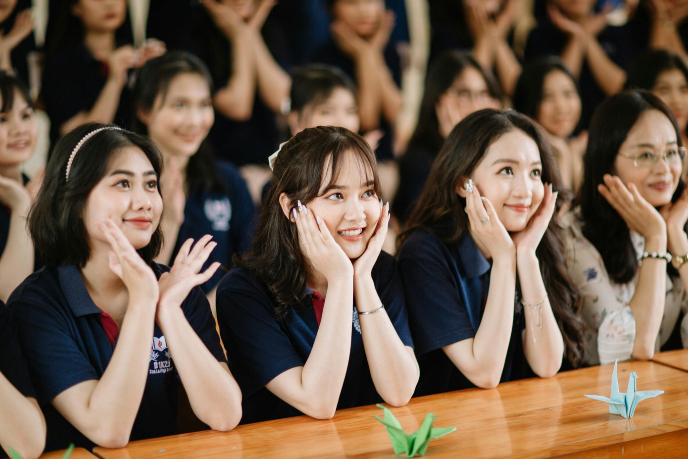 Thúy Quỳnh chụp kỷ yếu cùng các bạn trong lớp. Thúy Quỳnh chụp kỷ yếu cùng các bạn trong lớp.