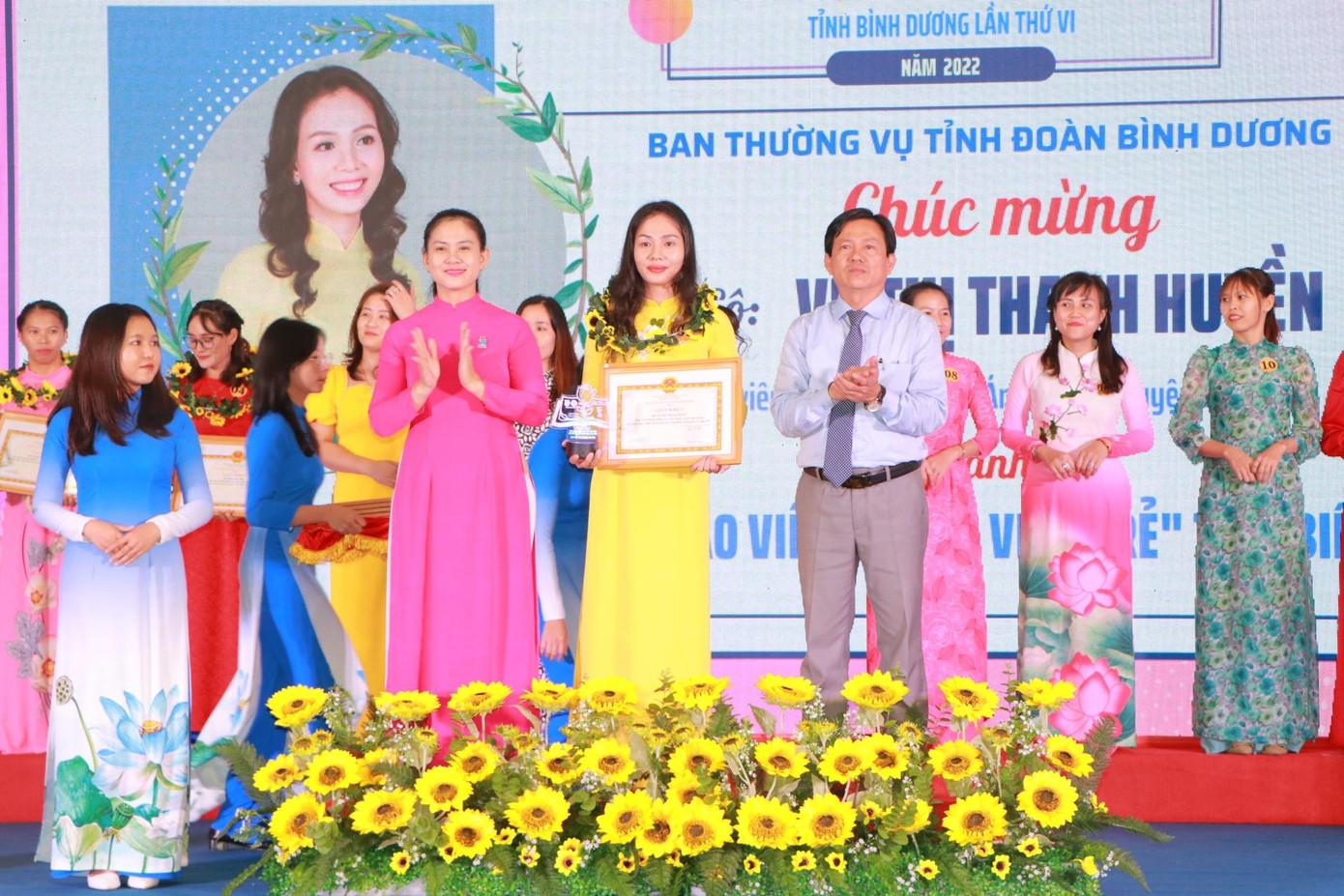 Chị Trần Thị Diễm Trinh - Bí thư Tỉnh Đoàn, Chủ tịch Hội Sinh viên tỉnh Bình Dương trao Bằng khen cho những giảng viên trẻ.