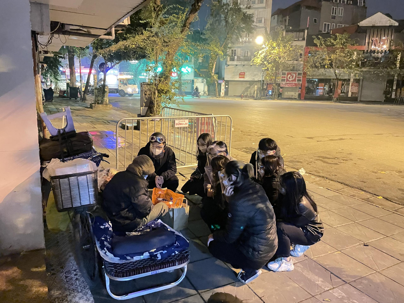 “Cánh én ngày Xuân” trao yêu thương tới những người vô gia cư ở Hà Nội. “Cánh én ngày Xuân” trao yêu thương tới những người vô gia cư ở Hà Nội.