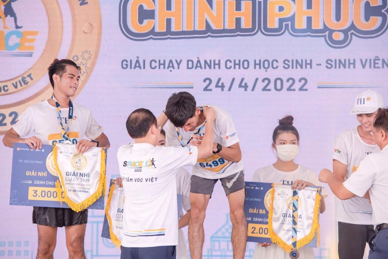 Lý Văn Xuân đang được trao giải Quán quân tại giải chạy sinh viên 'S-Race'. Lý Văn Xuân đang được trao giải Quán quân tại giải chạy sinh viên 'S-Race'.