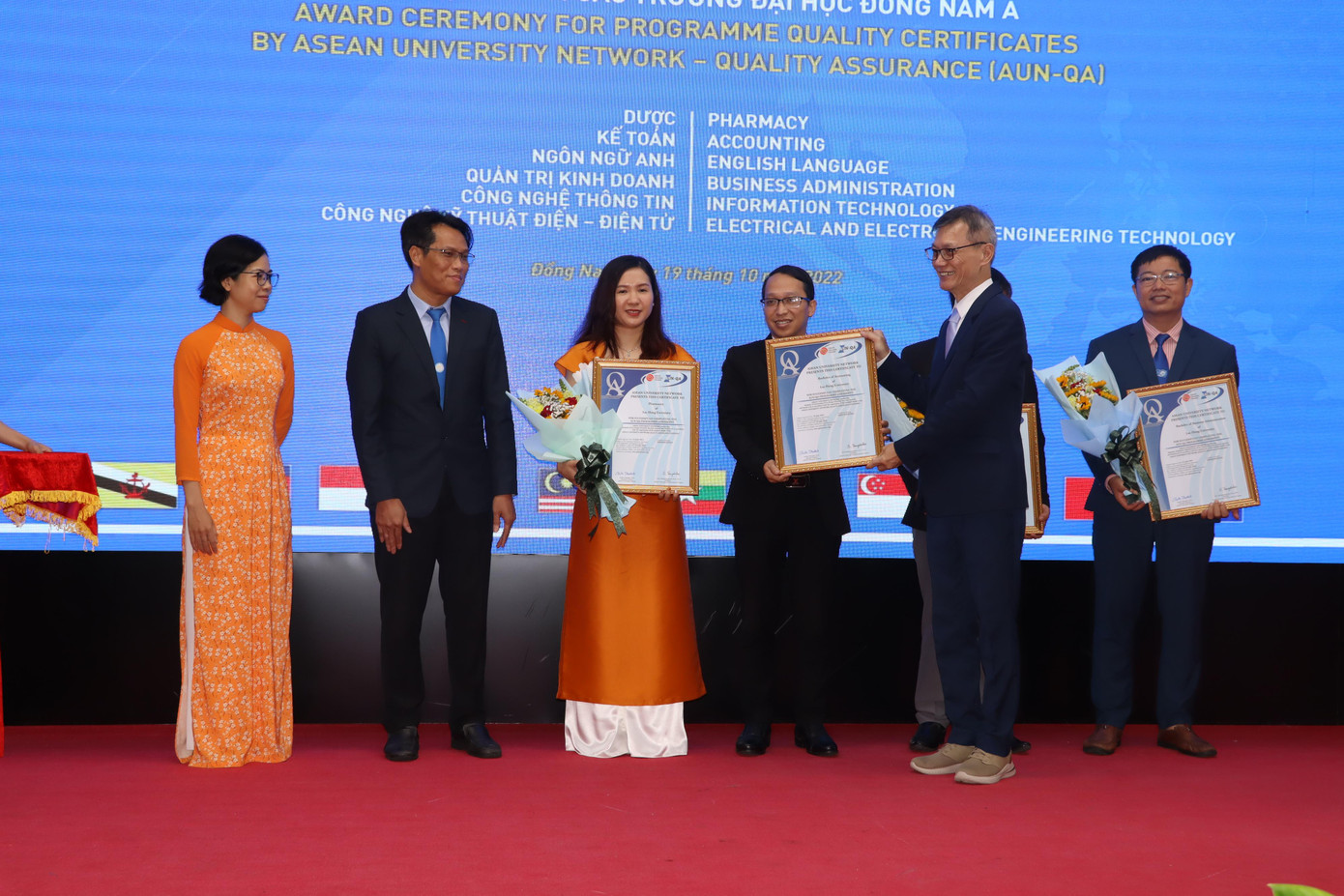 Đại diện mạng lưới các trường ĐH Đông Nam Á trao chứng nhận đạt chuẩn kiểm định chất lượng cho trường ĐH Lạc Hồng. Đại diện mạng lưới các trường ĐH Đông Nam Á trao chứng nhận đạt chuẩn kiểm định chất lượng cho trường ĐH Lạc Hồng.