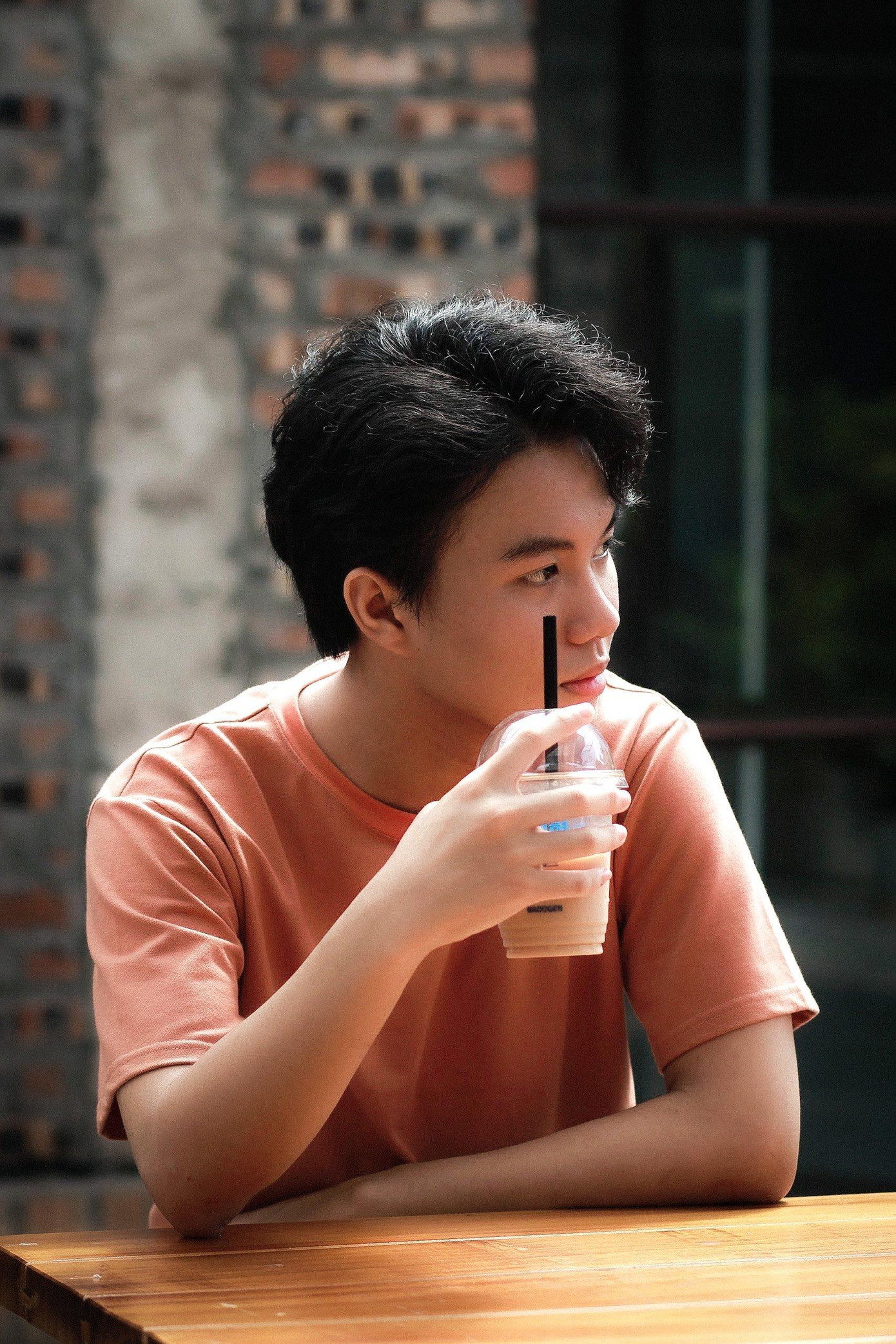 Hiếu Trung gặp khó khăn khi mới tiếp xúc với nghề tư vấn bảo hiểm. Hiếu Trung gặp khó khăn khi mới tiếp xúc với nghề tư vấn bảo hiểm.