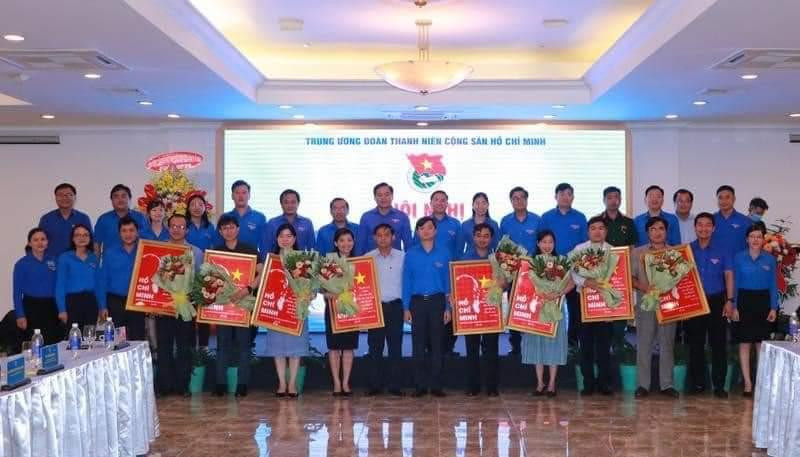 Cũng tại Hội nghị, T.Ư Đoàn, Cụm Đông Nam Bộ đã có những món quà gửi tặng nhằm bày tỏ sự tri ân các anh chị đã chuyển công tác thôi không tham gia công tác Đoàn, thôi giữ chức vụ Đoàn trong cụm.