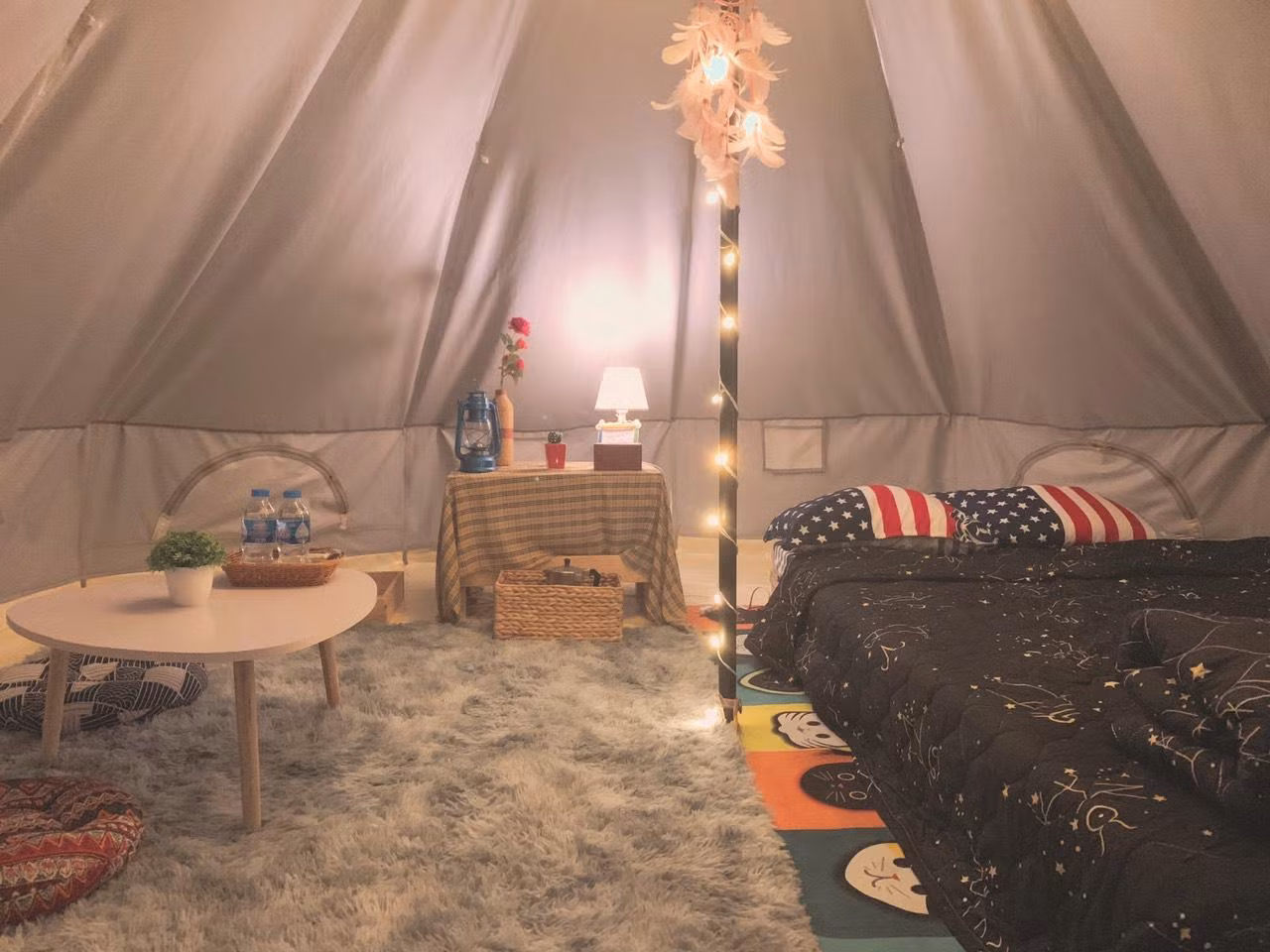 Ở một số địa điểm, phía trong lầu trại được "decor" theo phong cách "vintage", rộng rãi, đầy tiện ích.