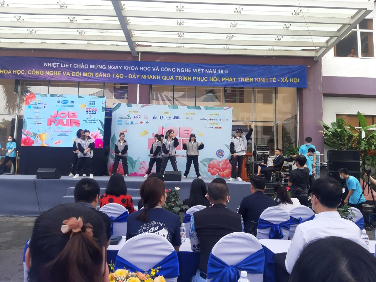 Ngày hội còn có sự tham gia của một số ca sĩ đang được các bạn trẻ yêu mến hiện nay.