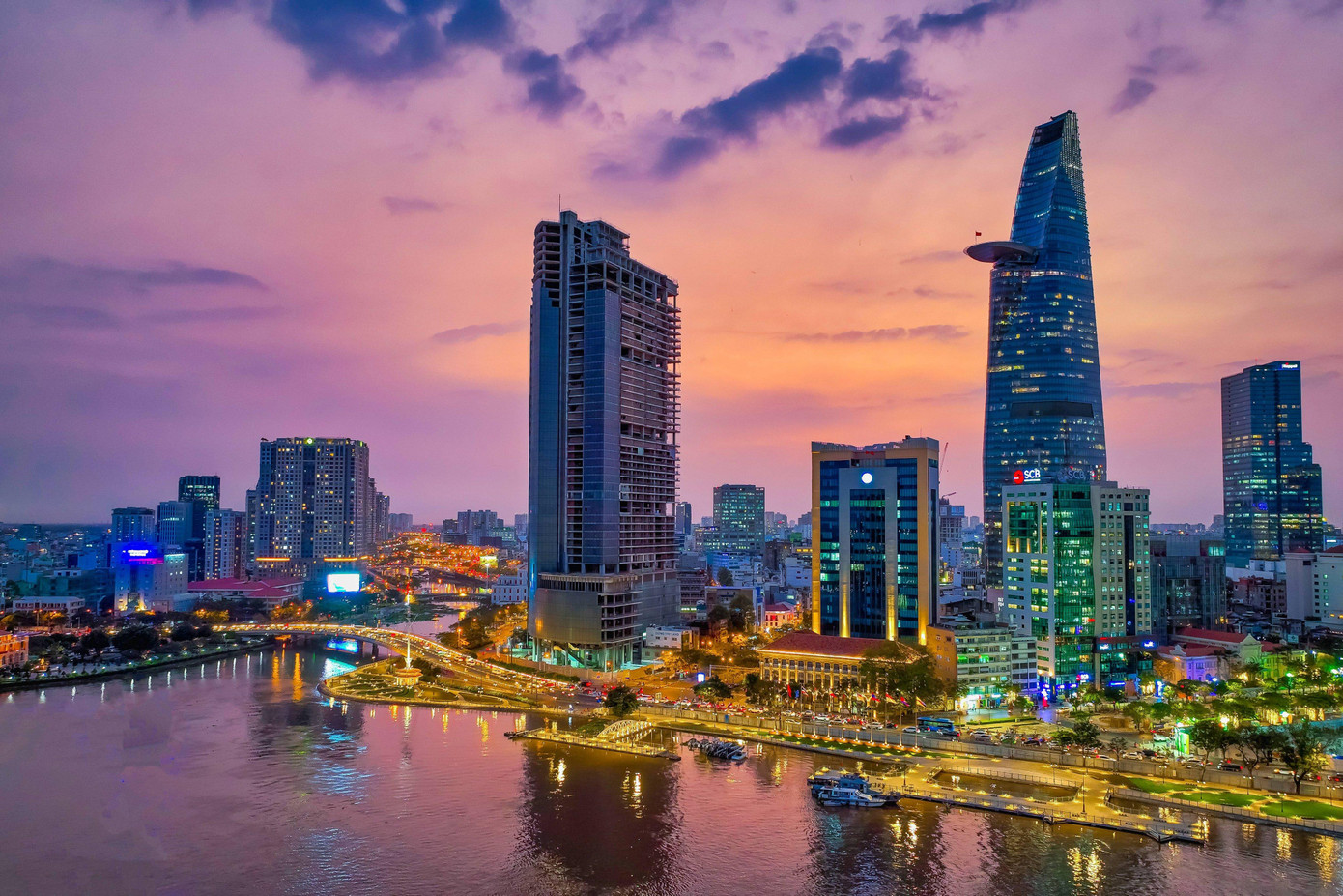 Phố đi bộ Nguyễn Huệ và công viên bờ sông Bạch Đằng từ trên cao nhìn xuống rất lung linh trong thời khắc Sài Gòn chuyển từ chiều qua tối.