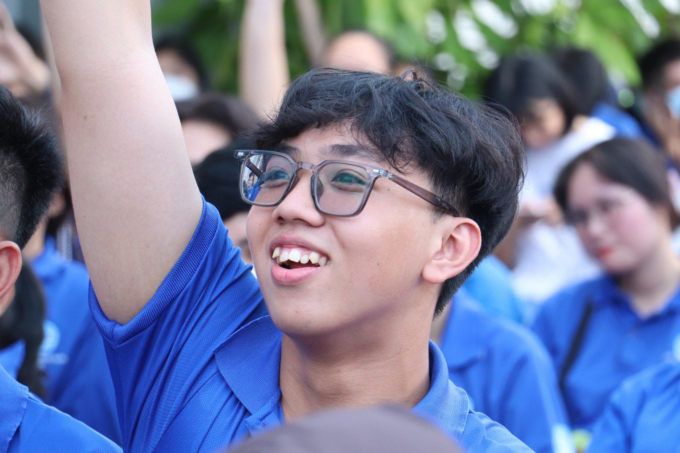 Một đoàn viên trường ĐH Sài Gòn hăng hái giơ tay giải trò chơi "ô chữ giao thông".