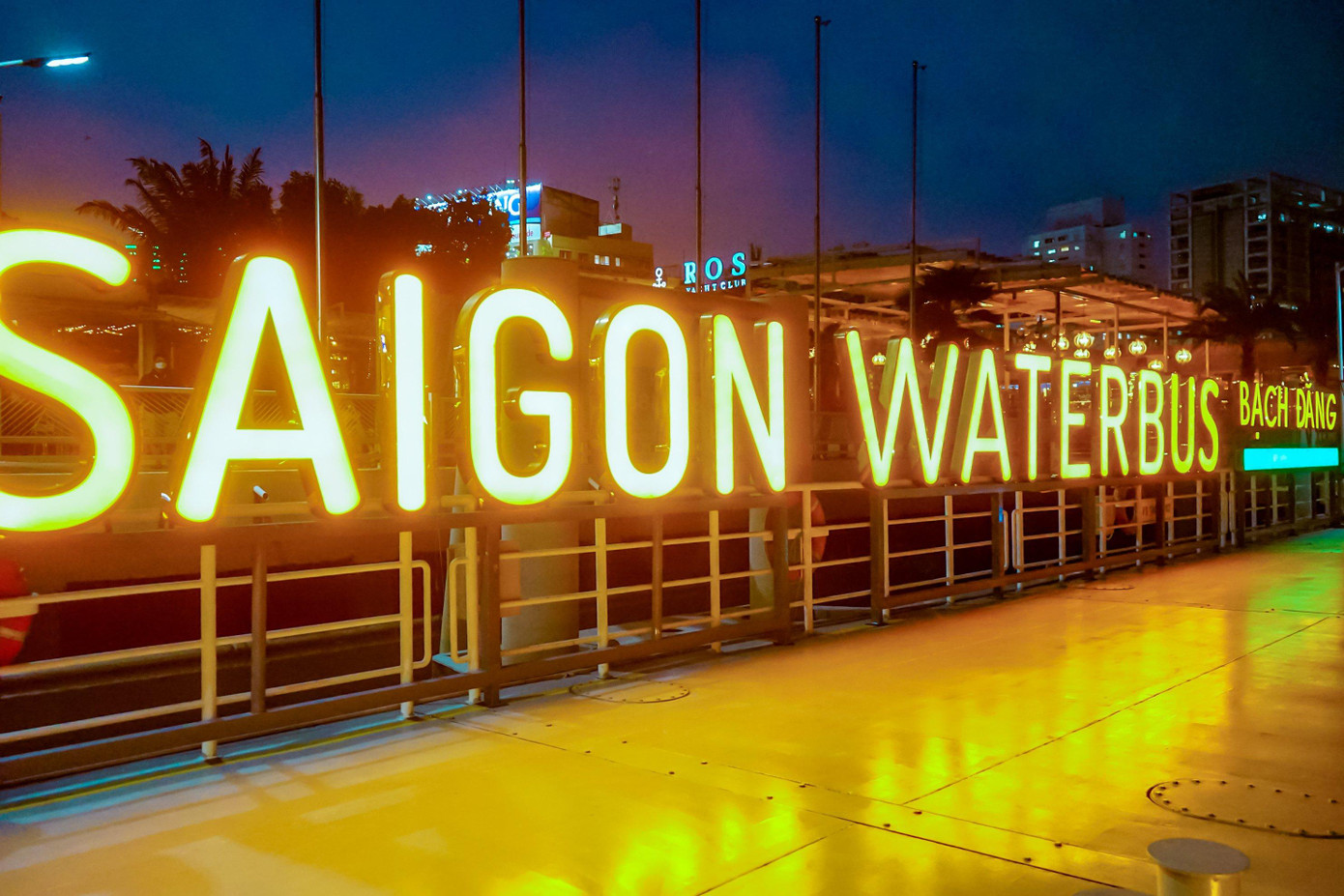 Kể từ khi bến phà Thủ Thiêm dừng hoạt động từ tháng 1/2012, sau 10 năm, đây là lần đầu tiên người dân TP. HCM có thể được trải nghiệm du ngoạn trên sông Sài Gòn vào buổi tối bằng phương tiện công cộng.