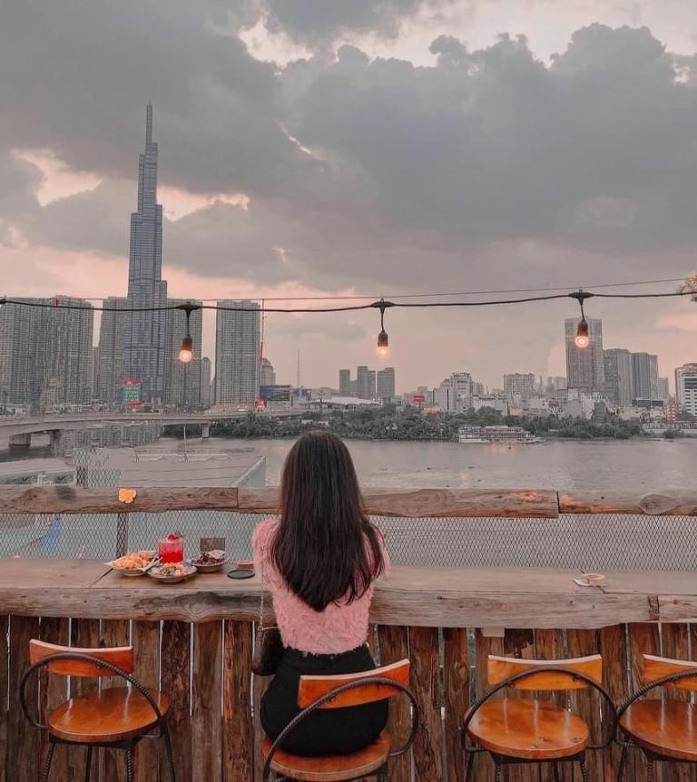 Những view quán cà phê bờ sông thích hợp cho bạn trẻ 'check-in'. Những view quán cà phê bờ sông thích hợp cho bạn trẻ 'check-in'.