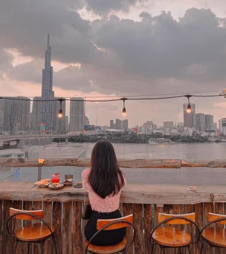 Những view quán cà phê bờ sông thích hợp cho bạn trẻ 'check-in'.
