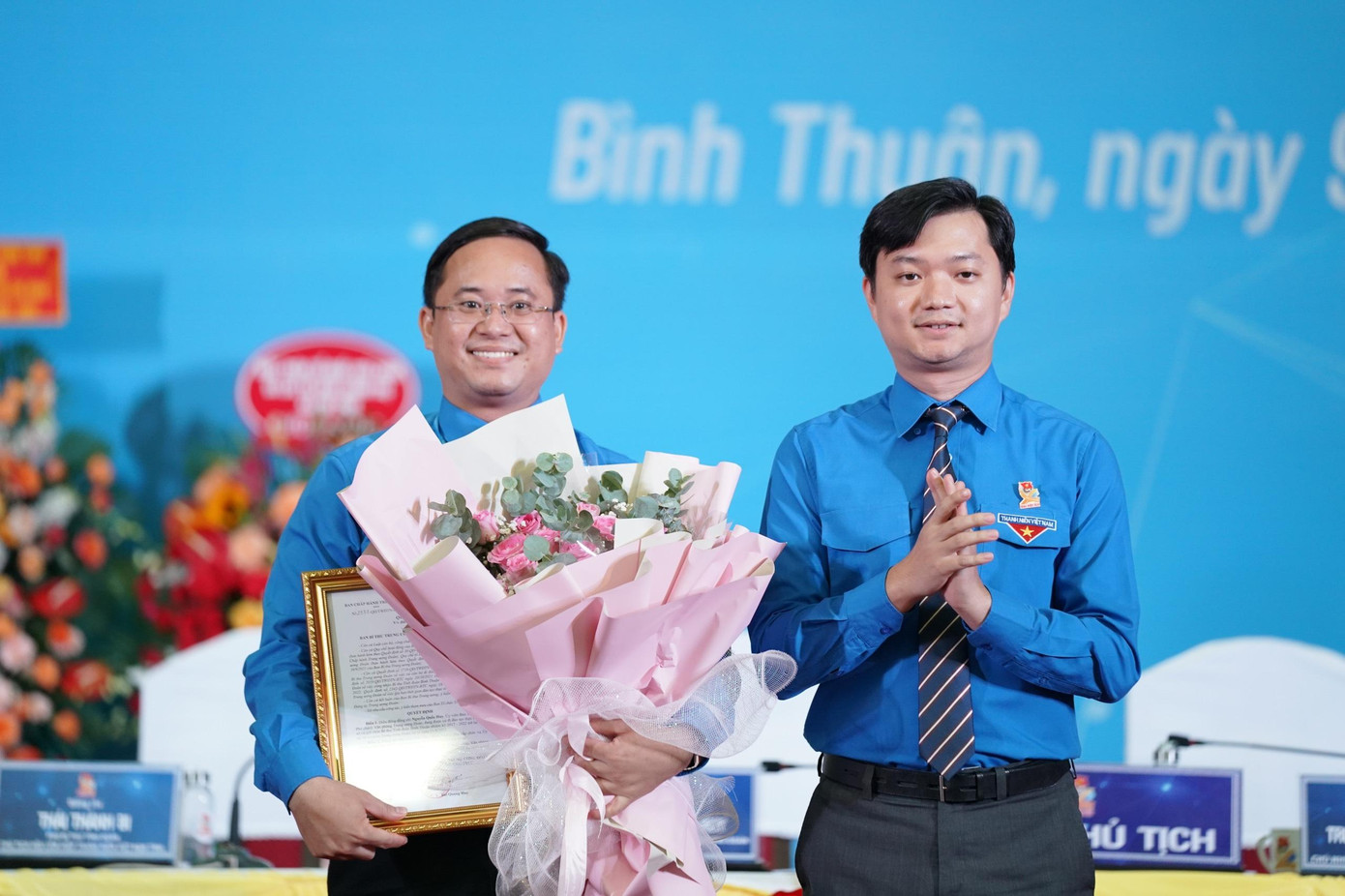 Anh Nguyễn Minh Triết - Bí thư T.Ư Đoàn, Chủ tịch T.Ư Hội Sinh viên Việt Nam trao Quyết định của Ban Bí thư T.Ư Đoàn điều động anh Nguyễn Quốc Huy, Bí thư Tỉnh Đoàn Bình Thuận khóa XII trở lại công tác tại Cơ quan T.Ư Đoàn từ ngày 11/8/2022. (Ảnh: Phạm Nguyễn)