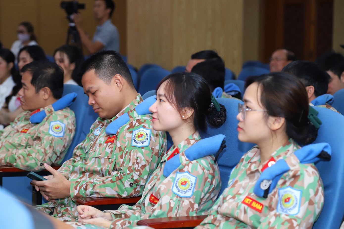 Nhiều chiến sĩ, bác sĩ cho biết,, đây là lần đầu tiên gặp các thí sinh của cuộc thi 'Hoa hậu Việt Nam' ngoài đời. Các chiến sĩ, bác sĩ đều nhận xét các thí sinh sở hữu ngoại hình xinh xắn và rất lễ phép.