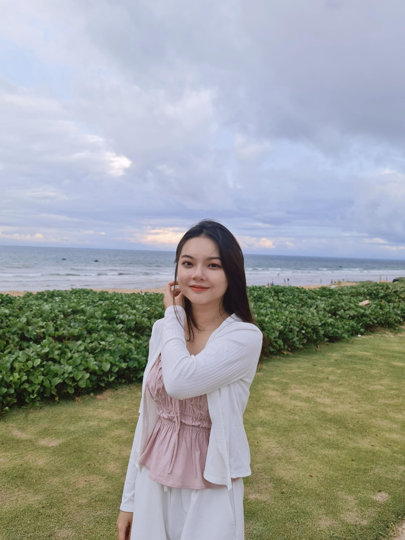 Gặp gỡ nhiều bạn sinh viên tài giỏi là điều may mắn để Dung trau dồi kiến thức. Gặp gỡ nhiều bạn sinh viên tài giỏi là điều may mắn để Dung trau dồi kiến thức.