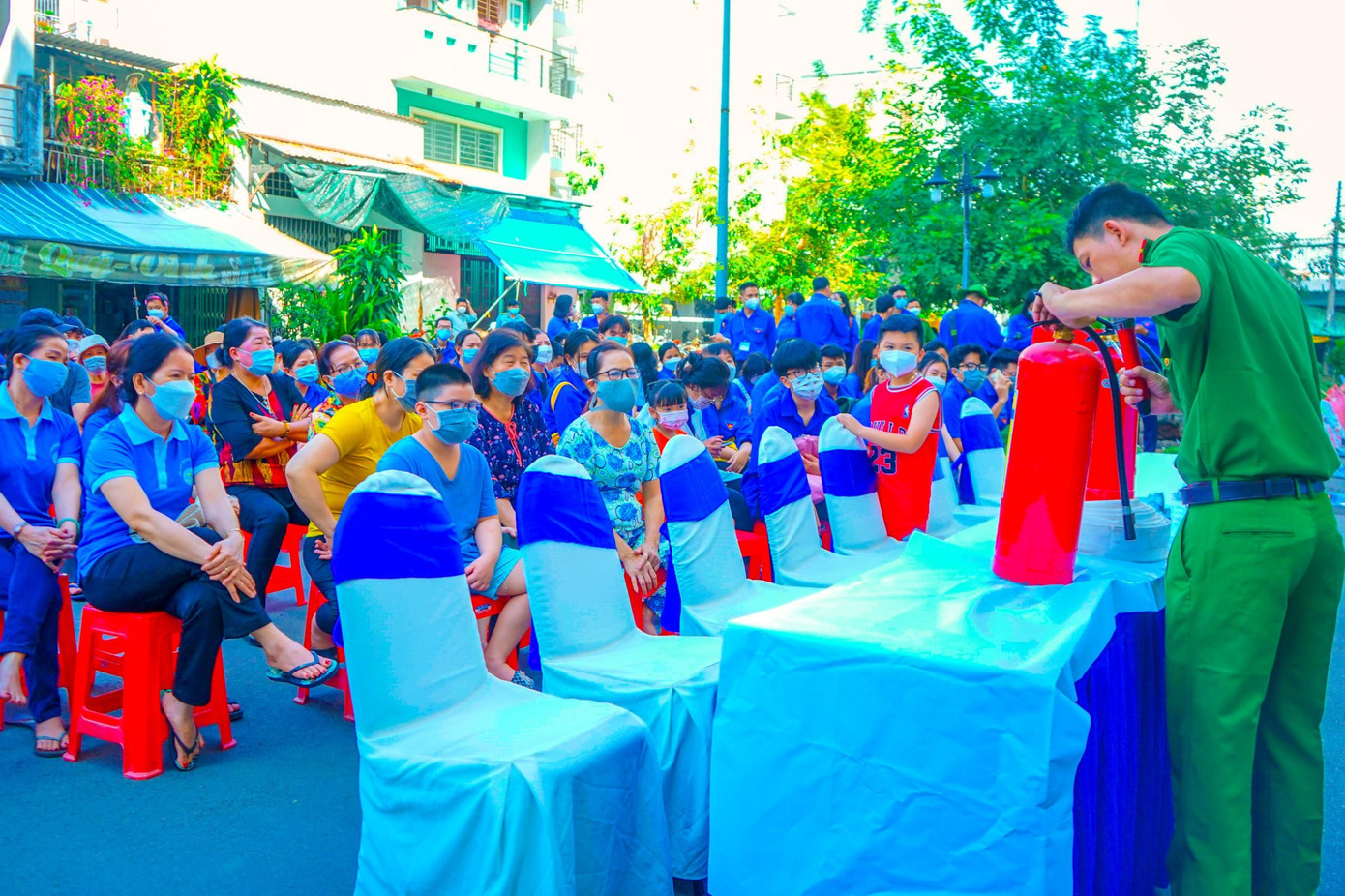 Cùng thời gian diễn ra lễ khởi động &quot;Tháng Thanh niên tình nguyện&quot; tại các điểm cầu ở nhiều quận huyện TP. HCM cũng đã hưởng ứng và tổ chức các hoạt động tình nguyện.