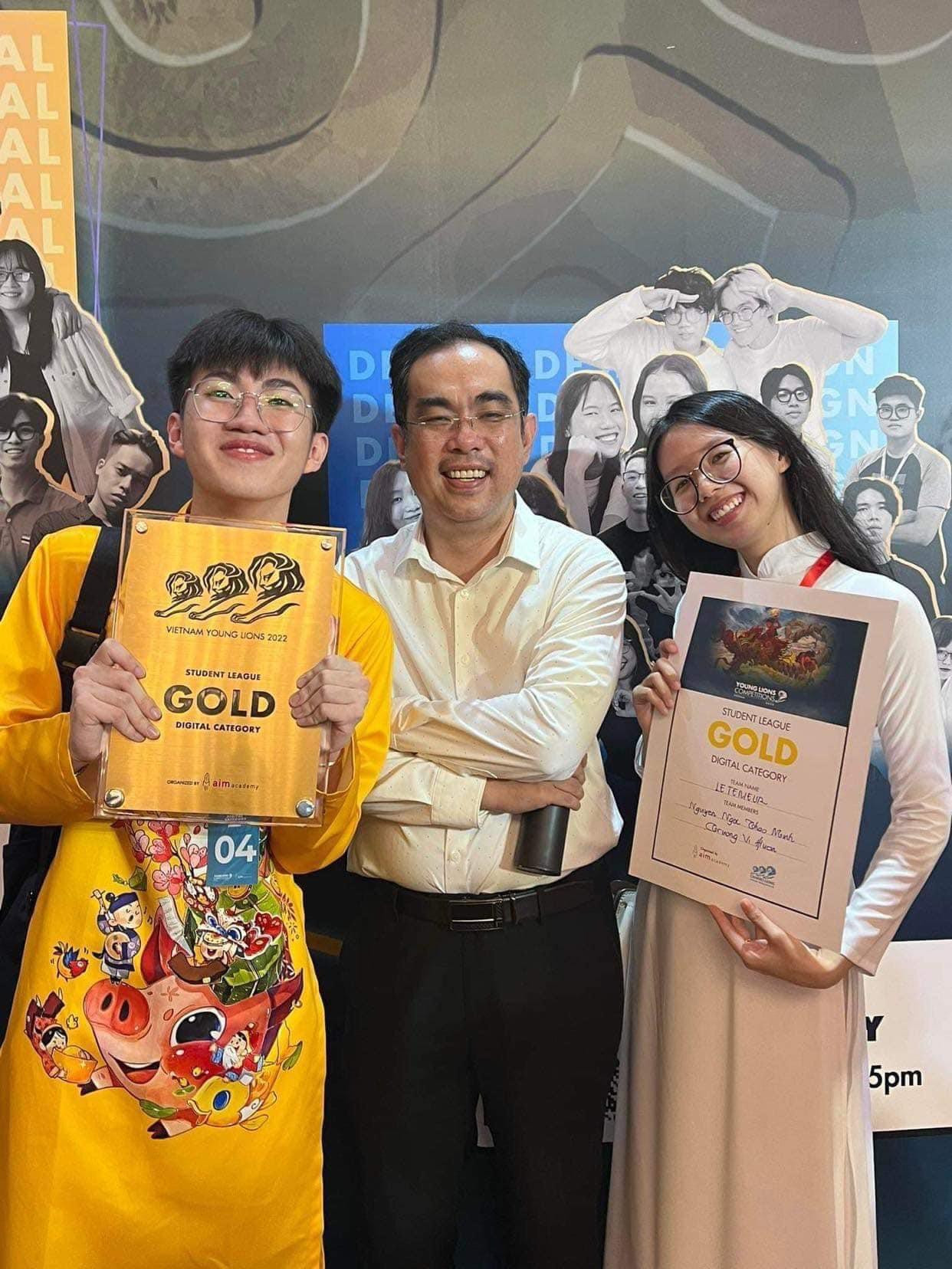 Thảo Minh (ngoài cùng, bên phải) rất hạnh phúc khi chinh phục giải thưởng này.