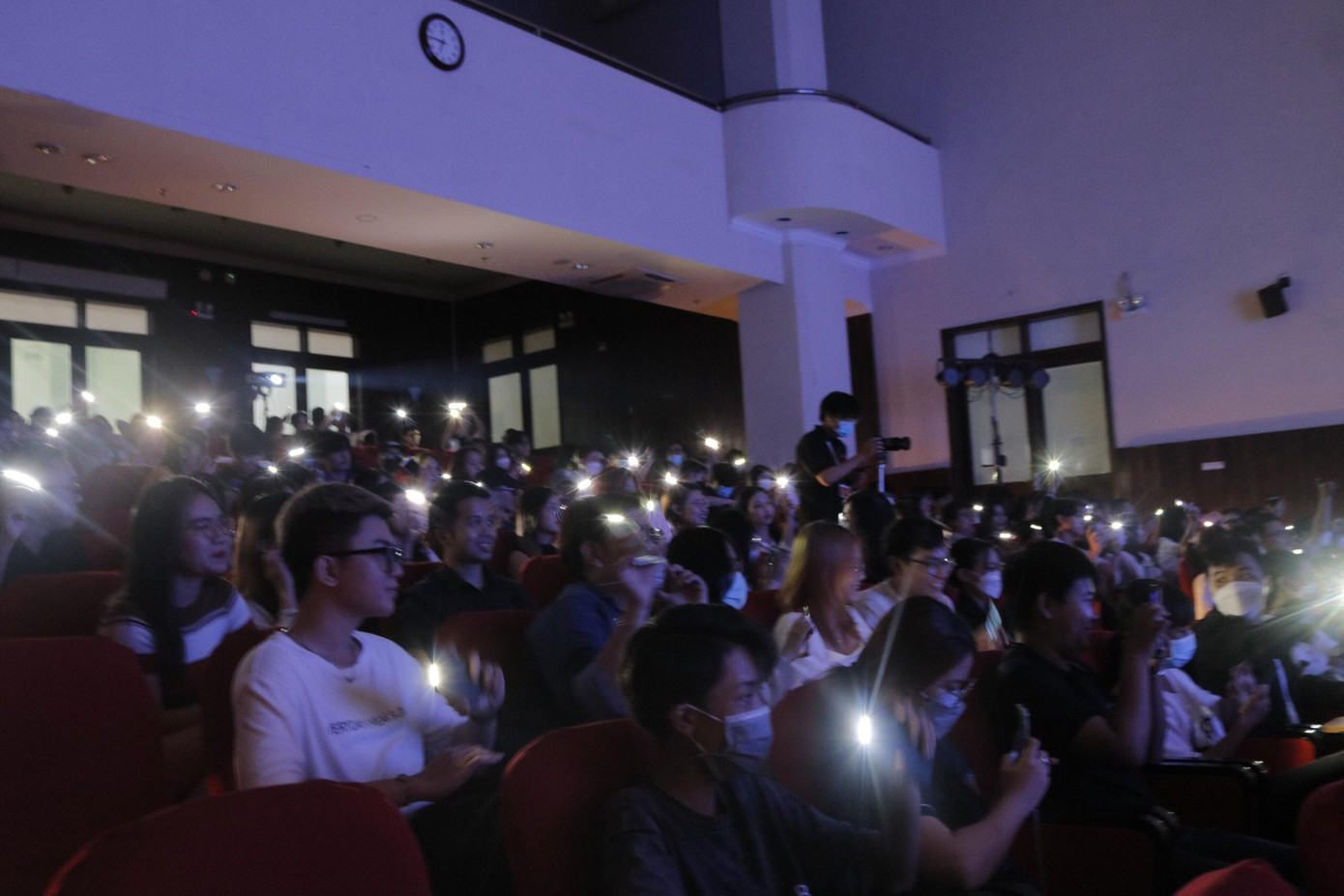 Sinh viên tham gia đêm nhạc và giao lưu với nghệ sĩ trong không khí ấm áp, gần gũi.