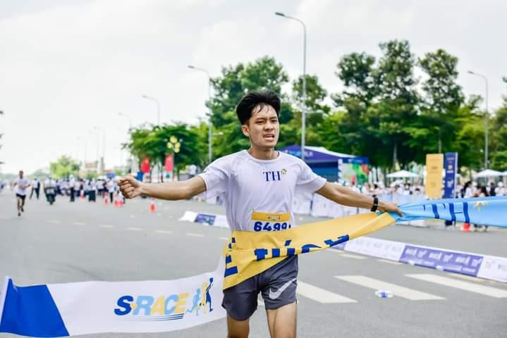 Lý Văn Xuân chạy bằng tất cả nỗ lực và đam mê. Lý Văn Xuân chạy bằng tất cả nỗ lực và đam mê.