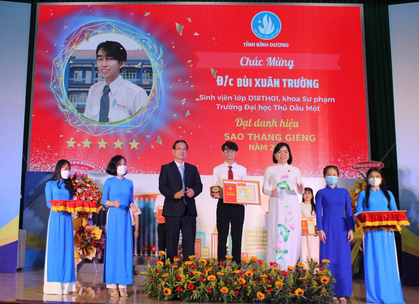 Xuân Trường vinh dự là một trong những sinh viên tiêu biểu của tỉnh Bình Dương nhận Giải thưởng "Sao Tháng Giêng" năm 2021.