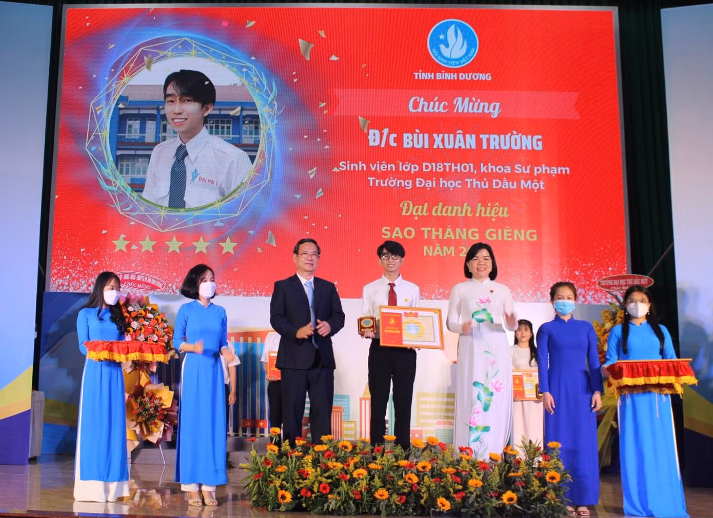 Xuân Trường vinh dự là một trong những sinh viên tiêu biểu của tỉnh Bình Dương nhận Giải thưởng "Sao Tháng Giêng" năm 2021.