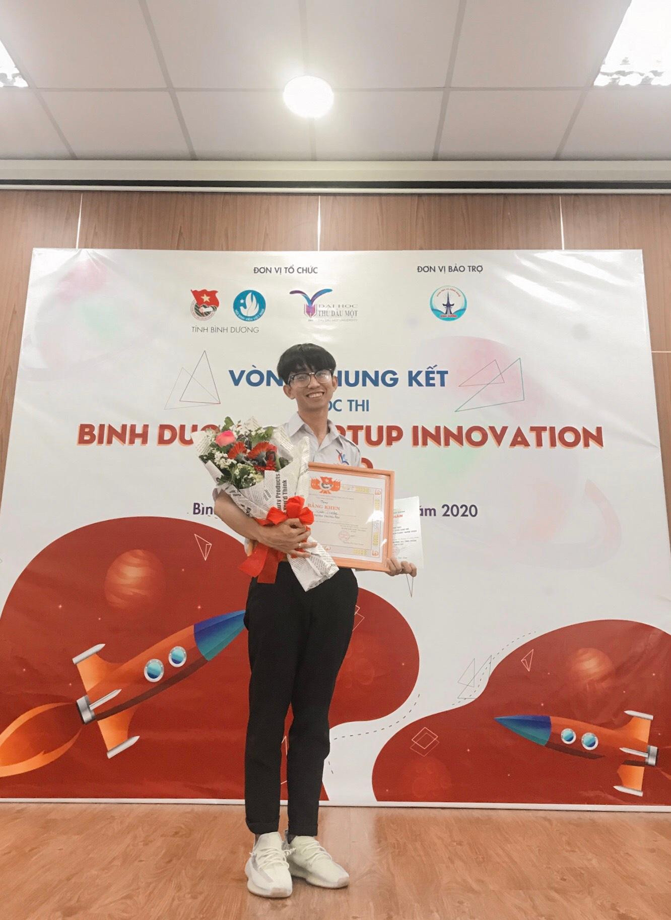 Xuân Trường là một trong năm thành viên của nhóm tham gia dự án "Xà phòng đa năng chiết xuất từ hoa dâm bụt".