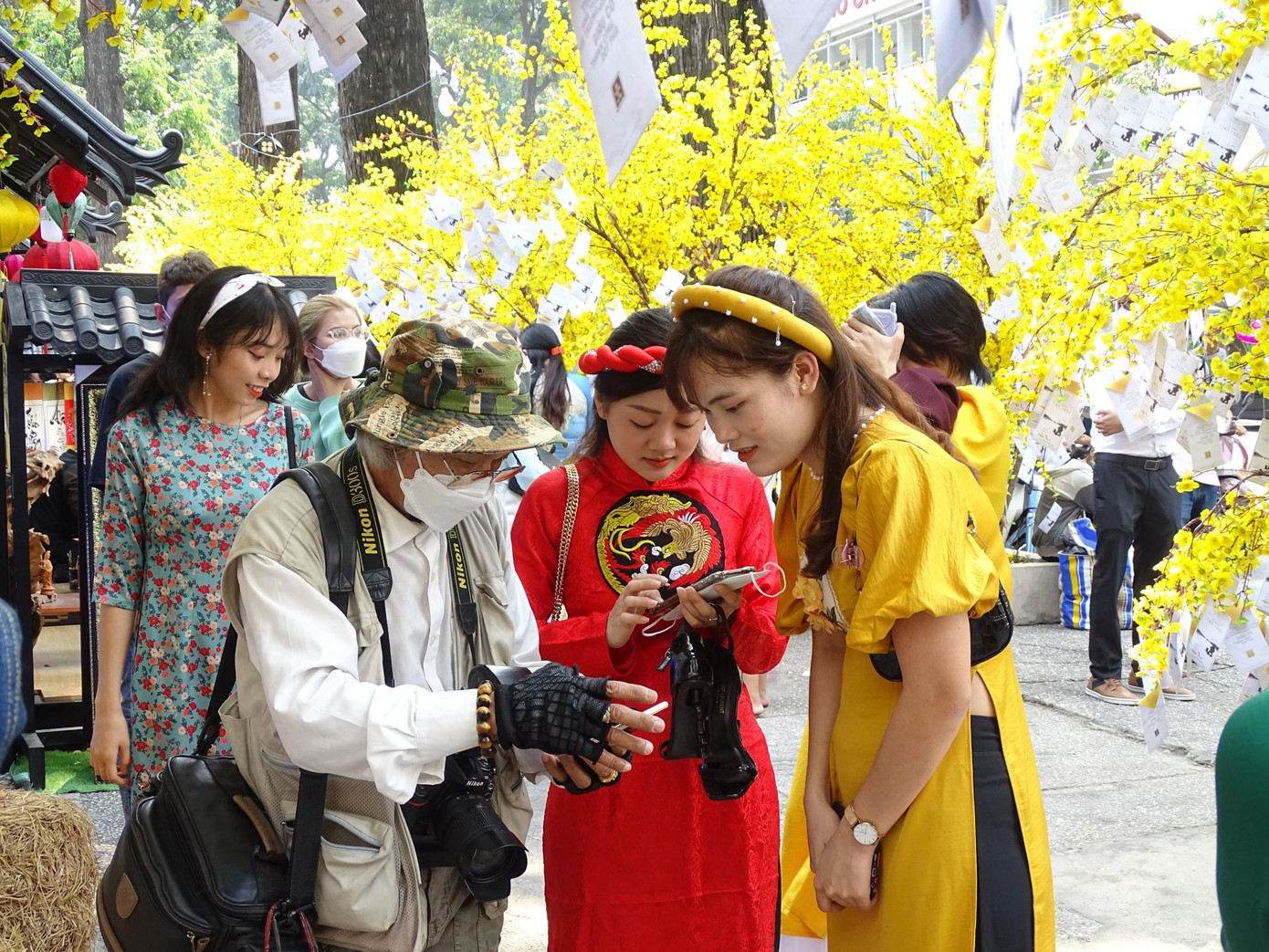 Đôi bạn trẻ Như Nguyệt và Hải Tú quyết định thuê nhiếp ảnh gia chụp ảnh cho mình và cùng nhau xem lại thành của của mình sau buổi chụp hình tại "phố ông đồ" và vườn mai. Đôi bạn trẻ Như Nguyệt và Hải Tú quyết định thuê nhiếp ảnh gia chụp ảnh cho mình và cùng nhau xem lại thành của của mình sau buổi chụp hình tại "phố ông đồ" và vườn mai.