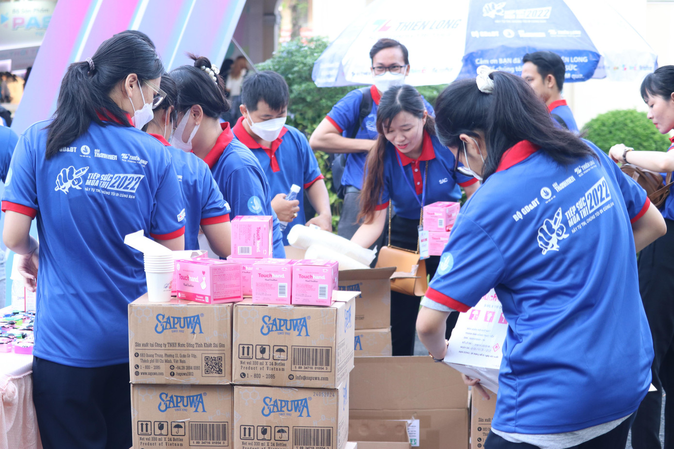 Các đội hình chia thành nhiều nhóm nhỏ để hoạt động.