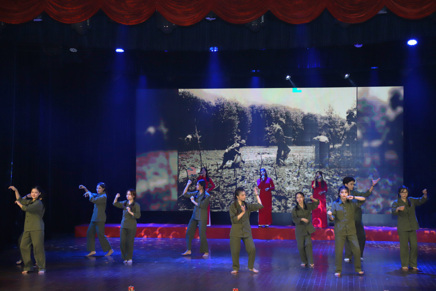 Các tiết mục văn nghệ tái hiện lại hình ảnh hào hùng khi xưa, do sinh viên trường ĐH Văn hóa TP. HCM thực hiện. Các tiết mục văn nghệ tái hiện lại hình ảnh hào hùng khi xưa, do sinh viên trường ĐH Văn hóa TP. HCM thực hiện.