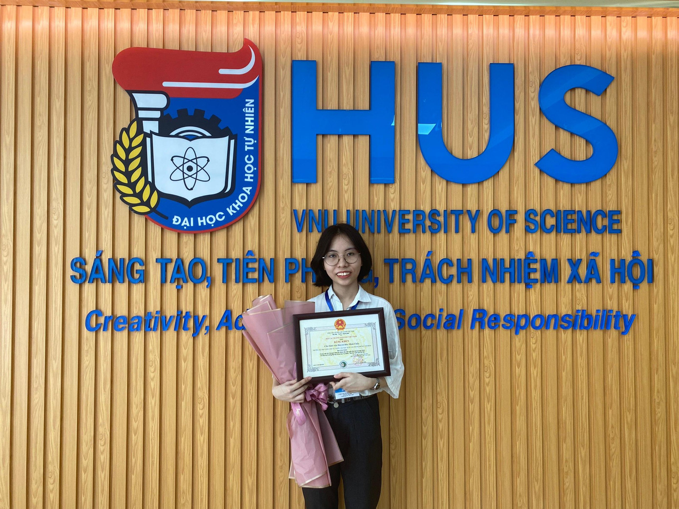 Minh Châu trong một lần được vinh danh tại trường.