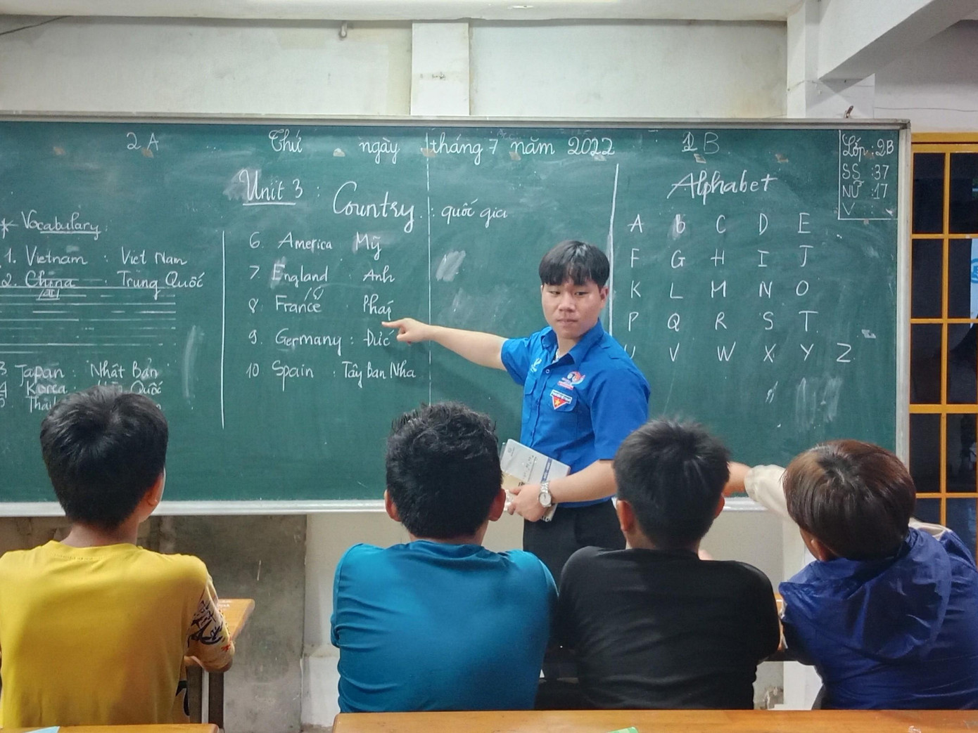 Nhựt tham gia dạy tiếng Anh miễn phí cho trẻ em khó khăn trên địa bàn tỉnh Bình Dương. Nhựt tham gia dạy tiếng Anh miễn phí cho trẻ em khó khăn trên địa bàn tỉnh Bình Dương.