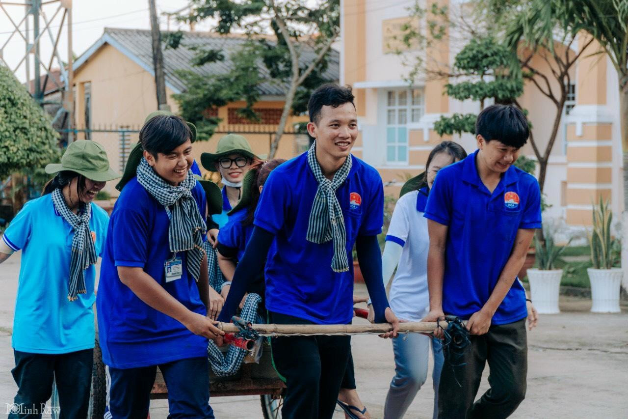 Các chiến sĩ 'Mùa Hè Xanh' làm việc với tinh thần hứng khởi.