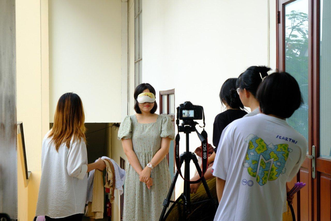 Các thành viên trong nhóm đang thực hiện các clip truyền thông.