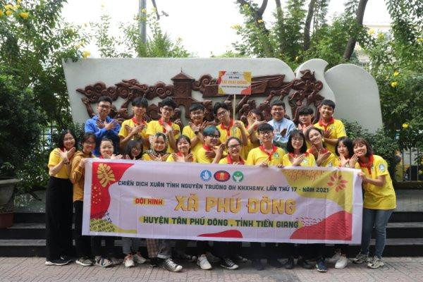 Đội hình tham gia Chiến dịch Xuân Tình nguyện năm 2021 của khoa Ngữ văn Anh. Đội hình tham gia Chiến dịch Xuân Tình nguyện năm 2021 của khoa Ngữ văn Anh.