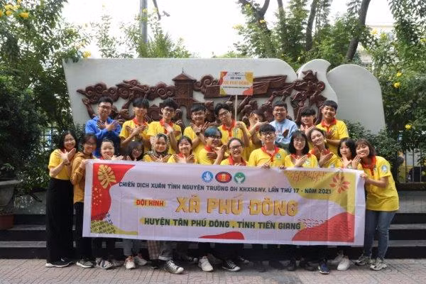 Đội hình tham gia Chiến dịch Xuân Tình nguyện năm 2021 của khoa Ngữ văn Anh.