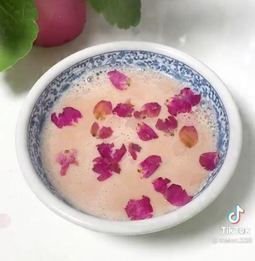 Sữa hoa hồng do Melon làm.