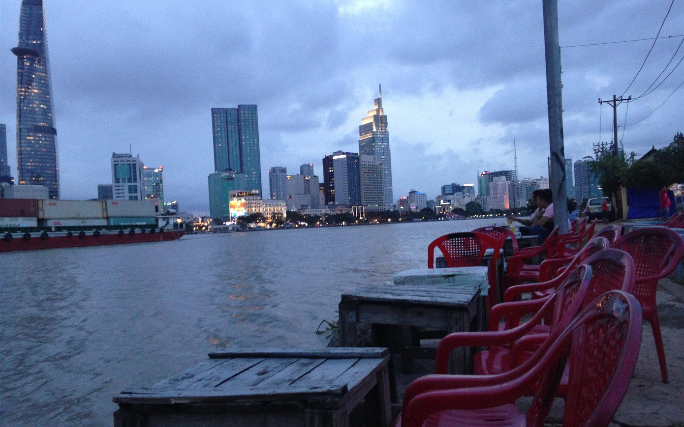 Cà phê bờ sông ngắm Sài Gòn về đêm cũng là trải nghiệm thú vị cho những bạn trẻ muốn tìm một nơi thú vị để đón Giao thừa.