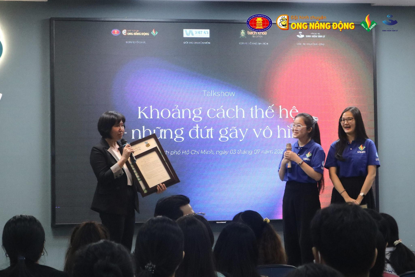 Talkshow “Khoảng cách thế hệ - những đứt gãy vô hình” của Đội hình chuyên 'Ong năng động' thu hút 90 người tham dự. (Ảnh: NVCC)