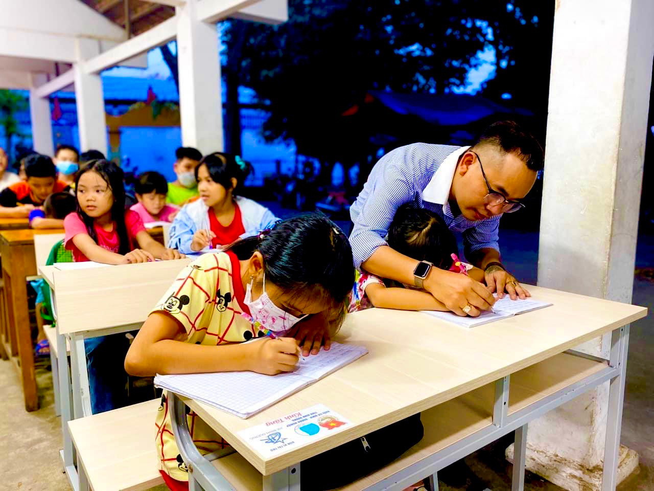 Hơn 10 năm nay, thầy giáo trẻ Đỗ Thiện Thành vẫn duy trì lớp học tình thương Bình Thung.