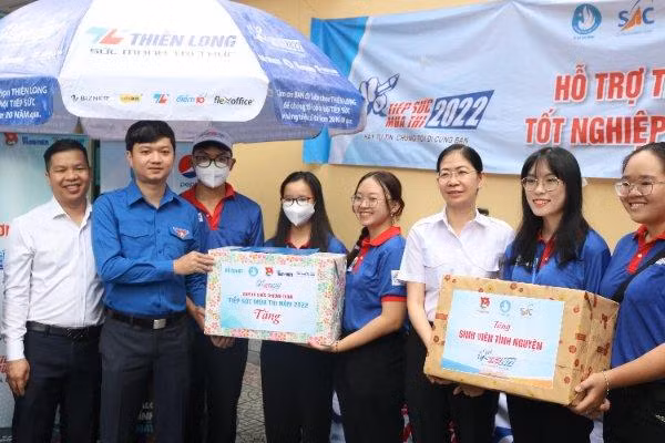 Anh Nguyễn Minh Triết (thứ hai bên trái) trao quà và dặn dò các tình nguyện viên giữ gìn sức khỏe để hỗ trợ thí sinh.
