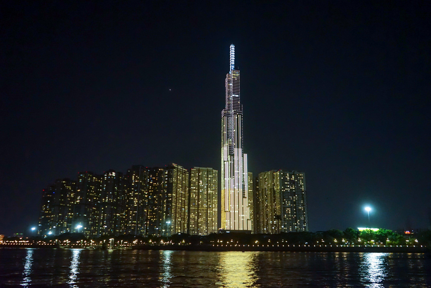 Tại điểm dừng chân bến Bình An (TP. Thủ Đức), du khách có 10 phút nghỉ ngơi, ăn uống và chụp ảnh với view toàn cảnh tòa nhà Landmark 81 - một trong những toà nhà cao nhất Đông Nam Á.