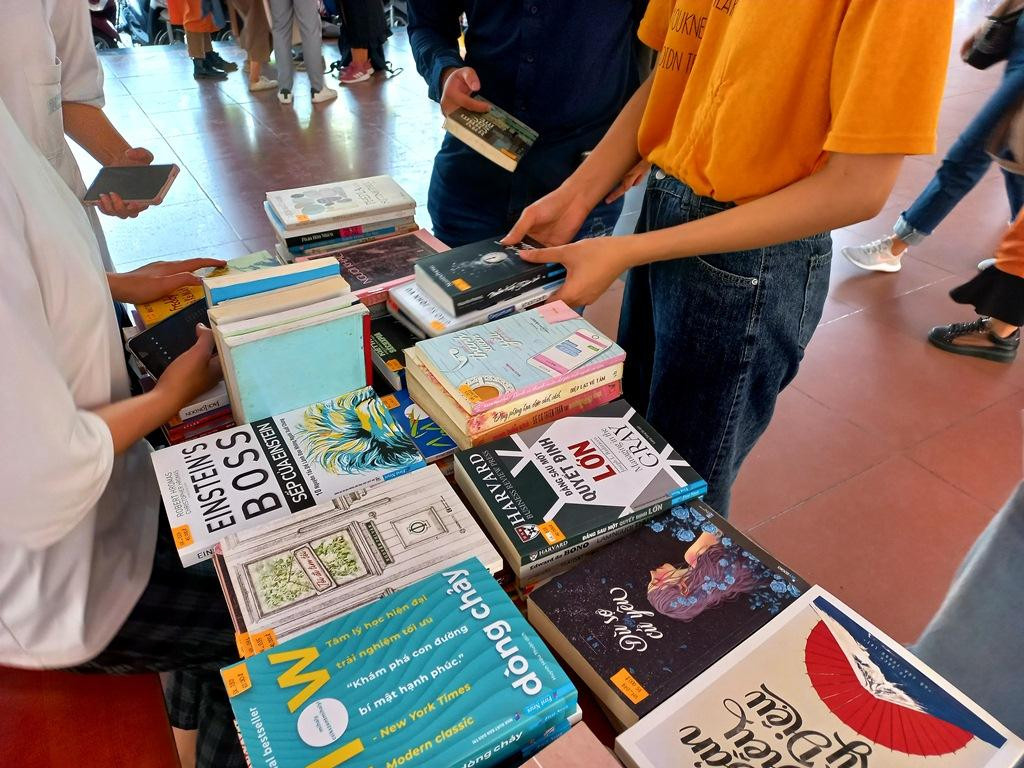 Đa dạng các thể loại sách tại quầy sách của câu lạc bộ (trường ĐH KHXH&amp;NV, Cơ sở Quận 1).