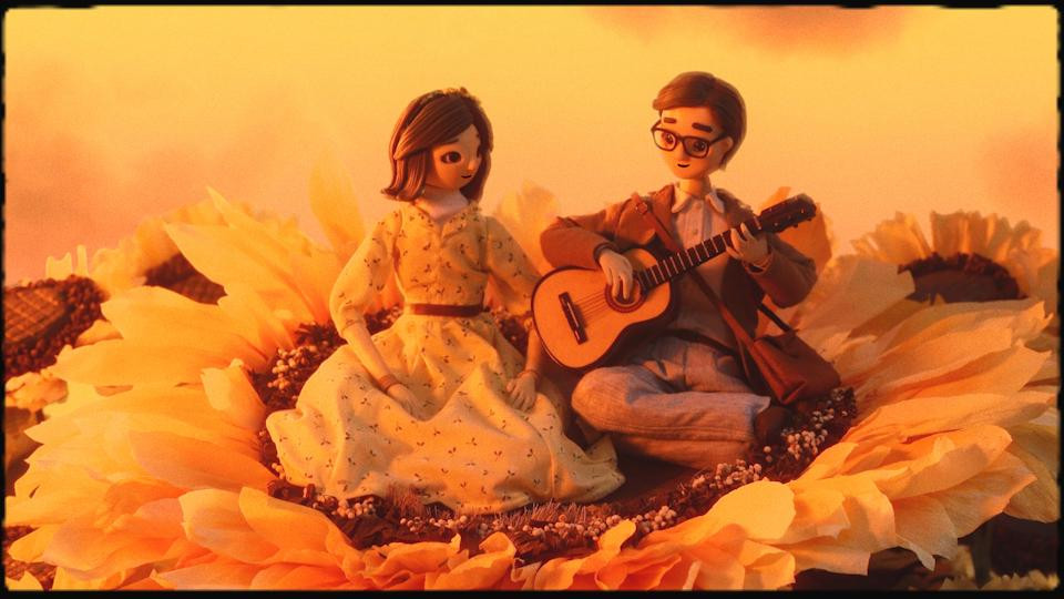 Hai nhân vật tượng trưng cho cố nhạc sĩ Trịnh Công Sơn và “nàng thơ” Dao Ánh trong MV Nắng thủy tinh. (Ảnh chụp màn hình)