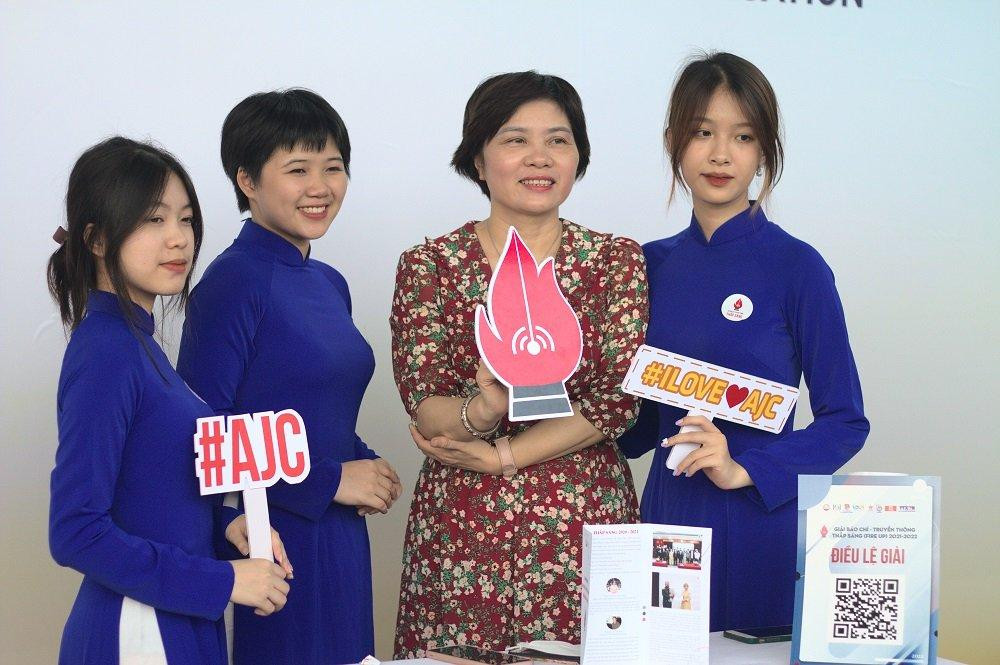 Điểm trưng bày của 'Giải Báo chí - Truyền thông Thắp Sáng (Fire Up)' tại Hội Báo toàn quốc 2022.