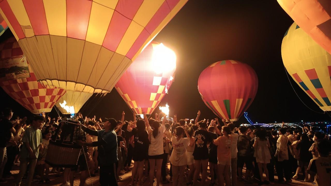 Các bạn trẻ nhiệt tình nhảy nhót trên nền nhạc sôi động. Các bạn trẻ nhiệt tình nhảy nhót trên nền nhạc sôi động.