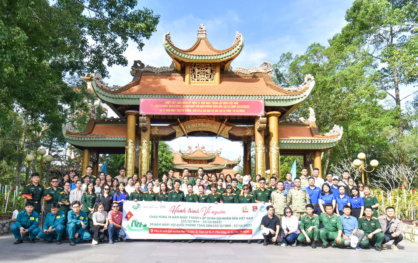 Gần 100 cán bộ, nhân viên Bệnh viện Quân y 175 tham gia chuyến tham quan.