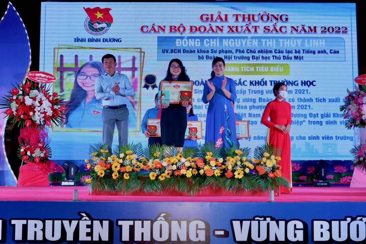 Linh nhận danh hiệu "cán bộ Đoàn xuất sắc tỉnh Bình Dương năm 2022". Linh nhận danh hiệu "cán bộ Đoàn xuất sắc tỉnh Bình Dương năm 2022".