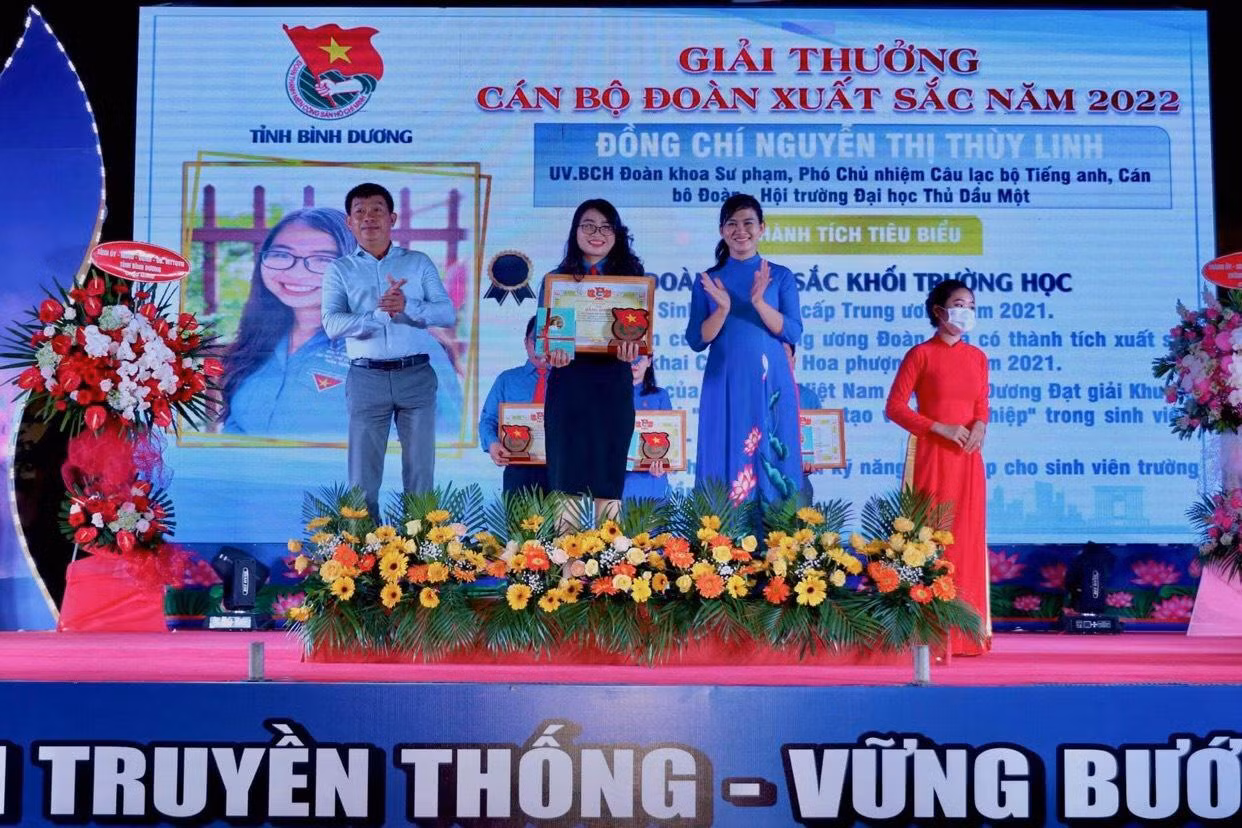 Linh nhận danh hiệu "cán bộ Đoàn xuất sắc tỉnh Bình Dương năm 2022".