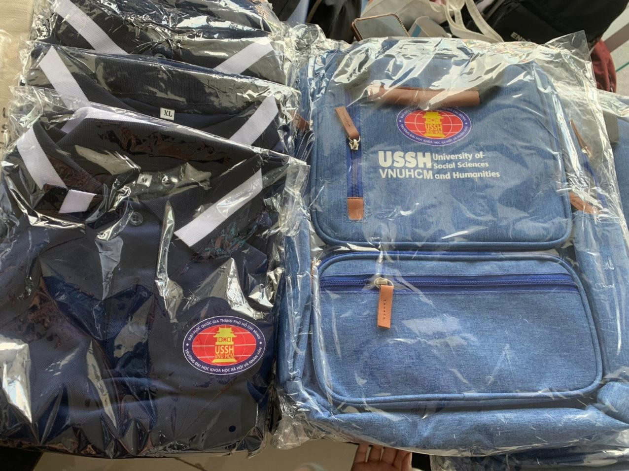 Sản phẩm của gian hàng CLB Văn minh Học đường tại ngày hội.