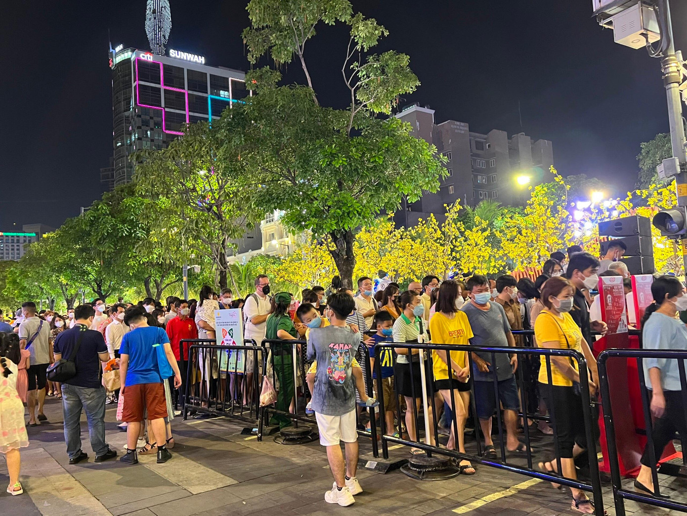 Hàng dài người xếp hàng để vào đường hoa Nguyễn Huệ. Hàng dài người xếp hàng để vào đường hoa Nguyễn Huệ.